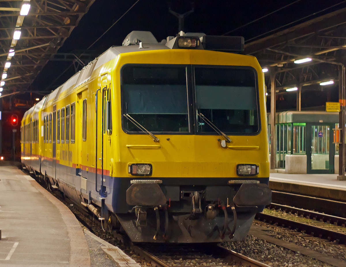 SBB RBDe 560 131-5 mit Steuerwagen Bt 50 85 29-35 931-9 als Train des Vignes  (S31) steht am 25.05.2012 (23:16 Uhr) im Bahnhof Vevey.