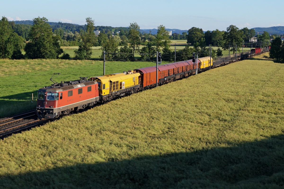 SBB: Re 4/4 II im letzten sommerlichen Abendlicht mit einem schweren Güterzug am Hacken bei Langenthal am 24. Juni 2015.
Foto: Walter Ruetsch