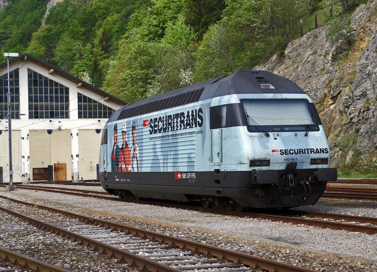 SBB: Re 460 114-2 SECURITRANS vor der SBB Remise in Vallorbe am 30. April 2007.
Foto: Walter Ruetsch
