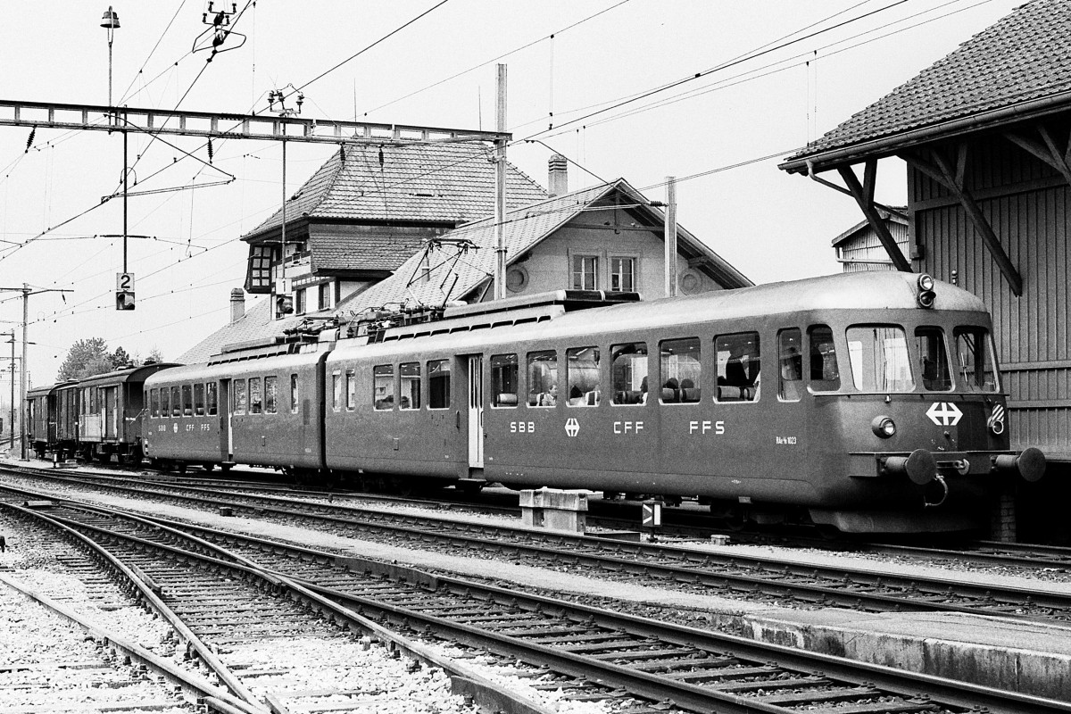 SBB:  SBB RAe 4/8 1023 beim EBT Bahnhof Kirchberg Alchenflh unterwegs im Jahre 1981.
Foto: Walter Ruetsch