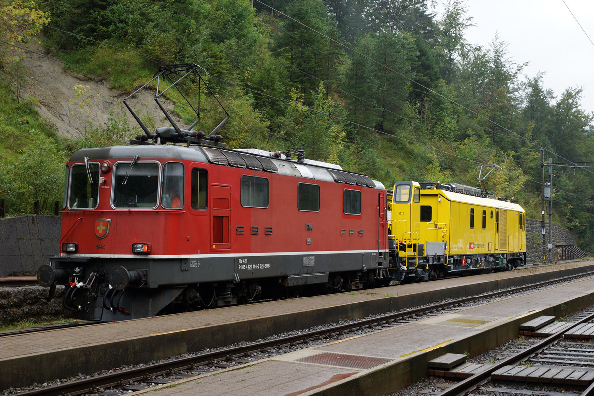 SBB: Testfahrten auf der ehemaligen SMB-Strecke Langendorf-Gnsbrunnen mit dem neuen Xem 99 85 9181 011-9 CH-SBB I und der Re 4/4 II 11144 vom 19. September 2016. Vor den zuknftigen Einstzen im neuen Gotthard Tunnel absolvierte dieses Unterhaltsfahrzeug seine ersten Fahrten durch den von der Einstellung immer noch stark bedrohten Weissenstein Tunnel. Diese Aufnahme entstand beim Zwischenhalt auf dem Bahnhof in Gnsbrunnen, der schon lange nicht mehr von einer Re 4/4 II besucht worden ist.
Foto: Walter Ruetsch