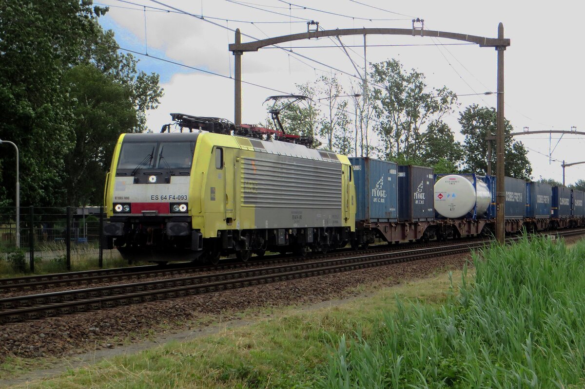 SBBCI 189 993 schleppt ein KLV durch Hulten am feuchten Morgen von 7 Juli 2021.