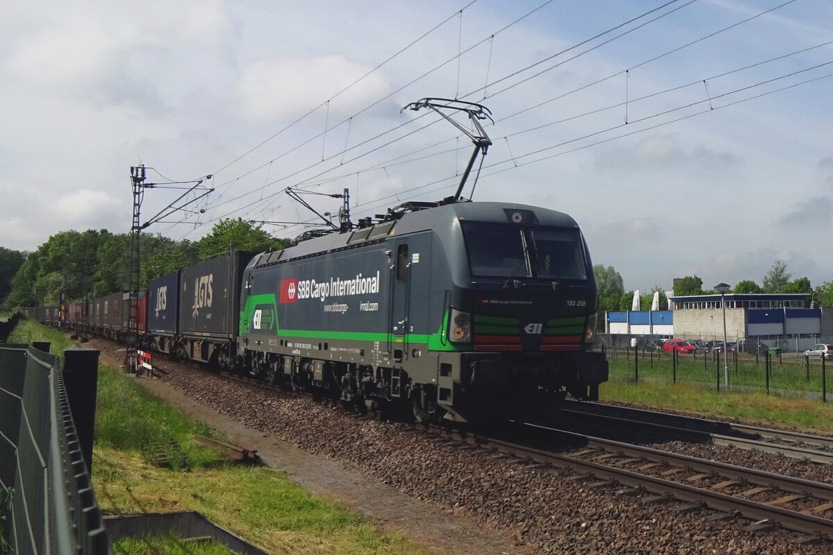 SBBCI 193 256 passiert mit der GTS-KLV aus Novara am 28 Mai 2021 Venlo-Vierpaardjes.