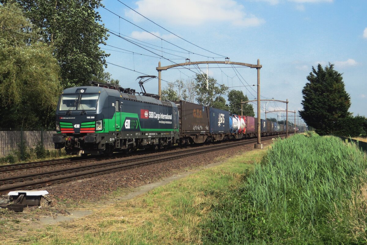 SBBCI 193 260 schleppt ein GTS-KLV durch Hulten am 9 Juli 2021.