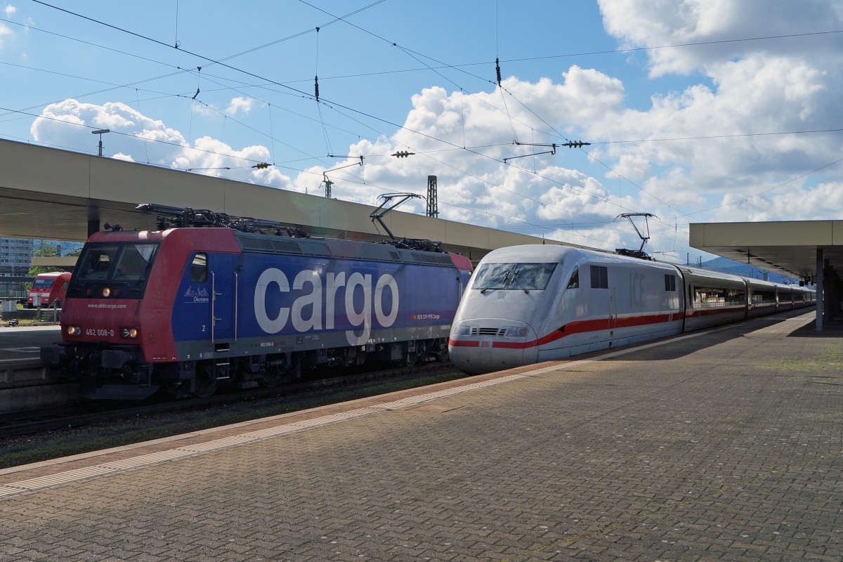 SBB/DB: Bahnaufnahme einmal anders. SBB CARGO 482 008-0 und DB ICE im Gegenlicht in Basel Badischer Bahnhof am 23. Juni 2015.
Foto: Walter Ruetsch 