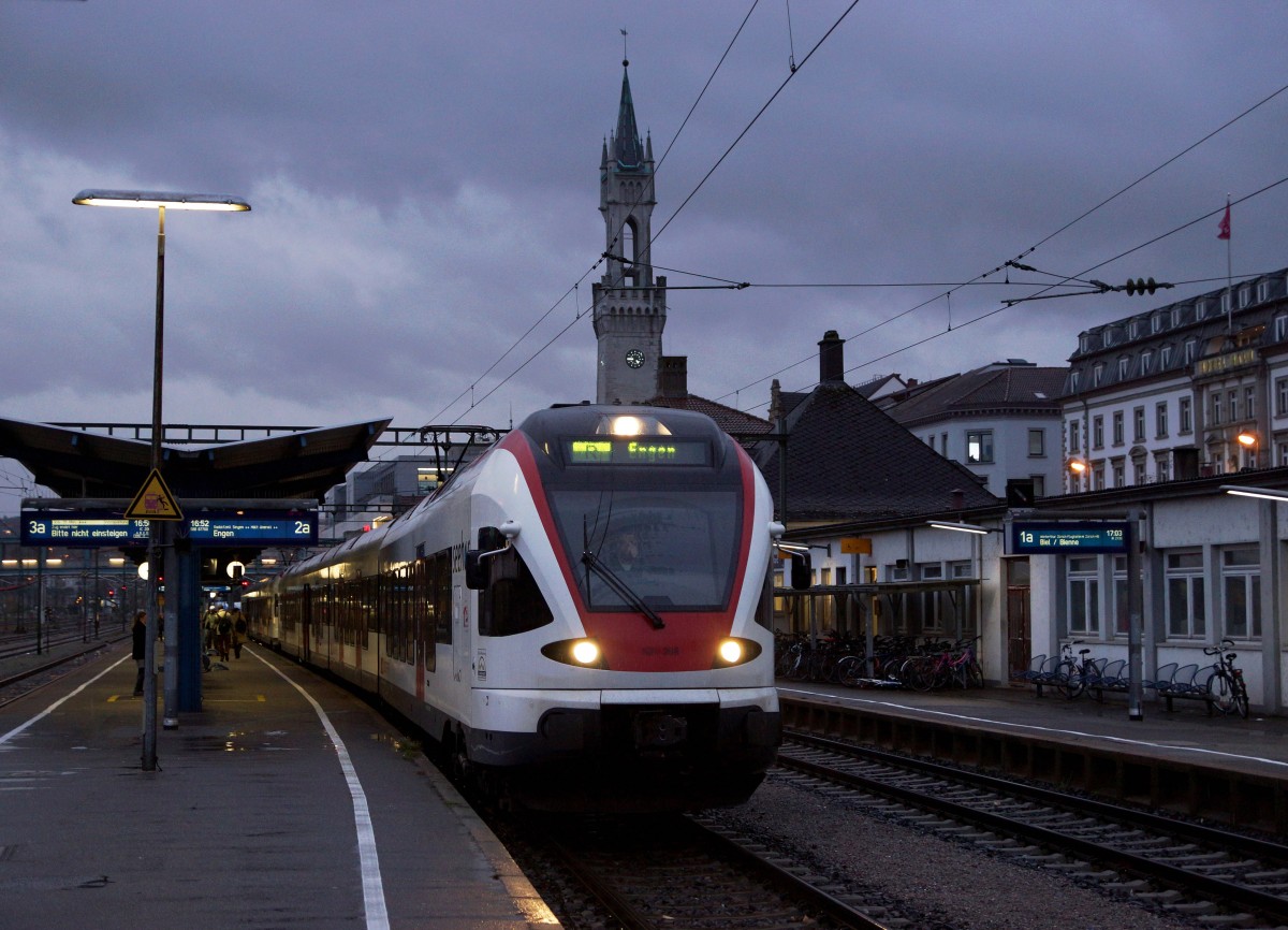 SBB/DB: Fotografieren in Konstanz am 20. November 2015 trotz starkem Wind und Dauerregen. Flirt RABe 526  Seehas  Doppeltraktion in Konstanz kurz vor der Abfahrt nach Engen.
Foto: Walter Ruetsch