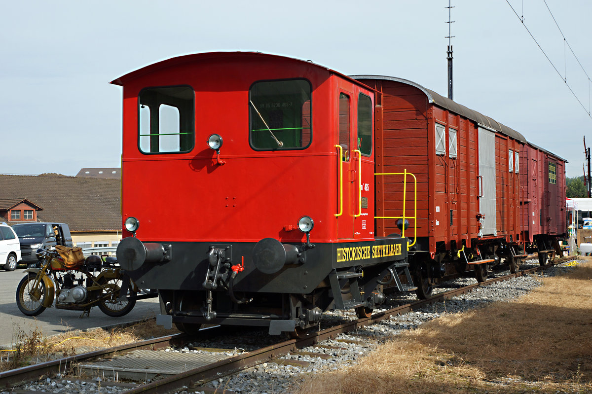 SBB/HSTB: Anlässlich dem Remisenfest vom 3. September 2016 sonnte sich der Tm 465 (ehemals SBB) zusammen mit einem Motorrad aus der selben Epoche vor der Remise Hochdorf.
Foto: Walter Ruetsch 