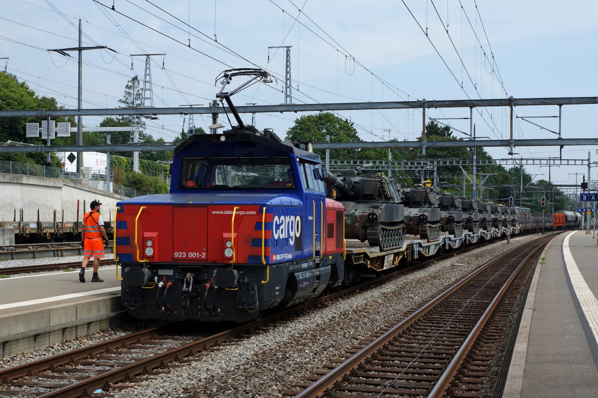 SBB/MBC: Die SBB CARGO Eem 923 001-2 brachte am 13. August 2015 ab dem Rangierbahnhof Lausanne-Triage Güterlast nach Morges mit dem Bestimmungsort Biére. Für den Weitertransport mit der MBC mussten die Wagen auf Rollböcke verladen werden.
Foto: Walter Ruetsch 