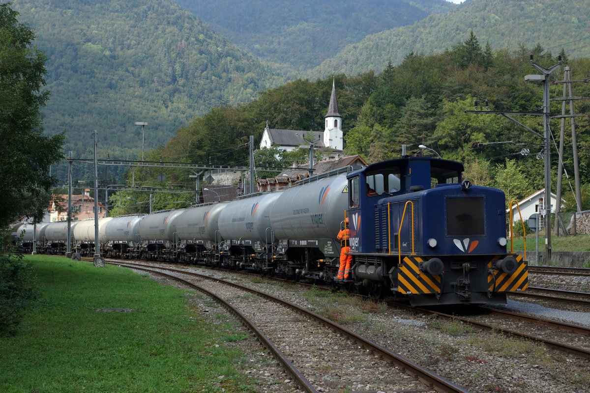 SBB/VIGIER CEMENT: Rangierfahrt mit der firmeneigenen CAROLE 98 85 5232 287-3 CH-VICEM anlsslich der Bereitstellung eines langen Cementzuges in Reuchenette-Pry am 19. April 2016. 
Foto: Walter Ruetsch
