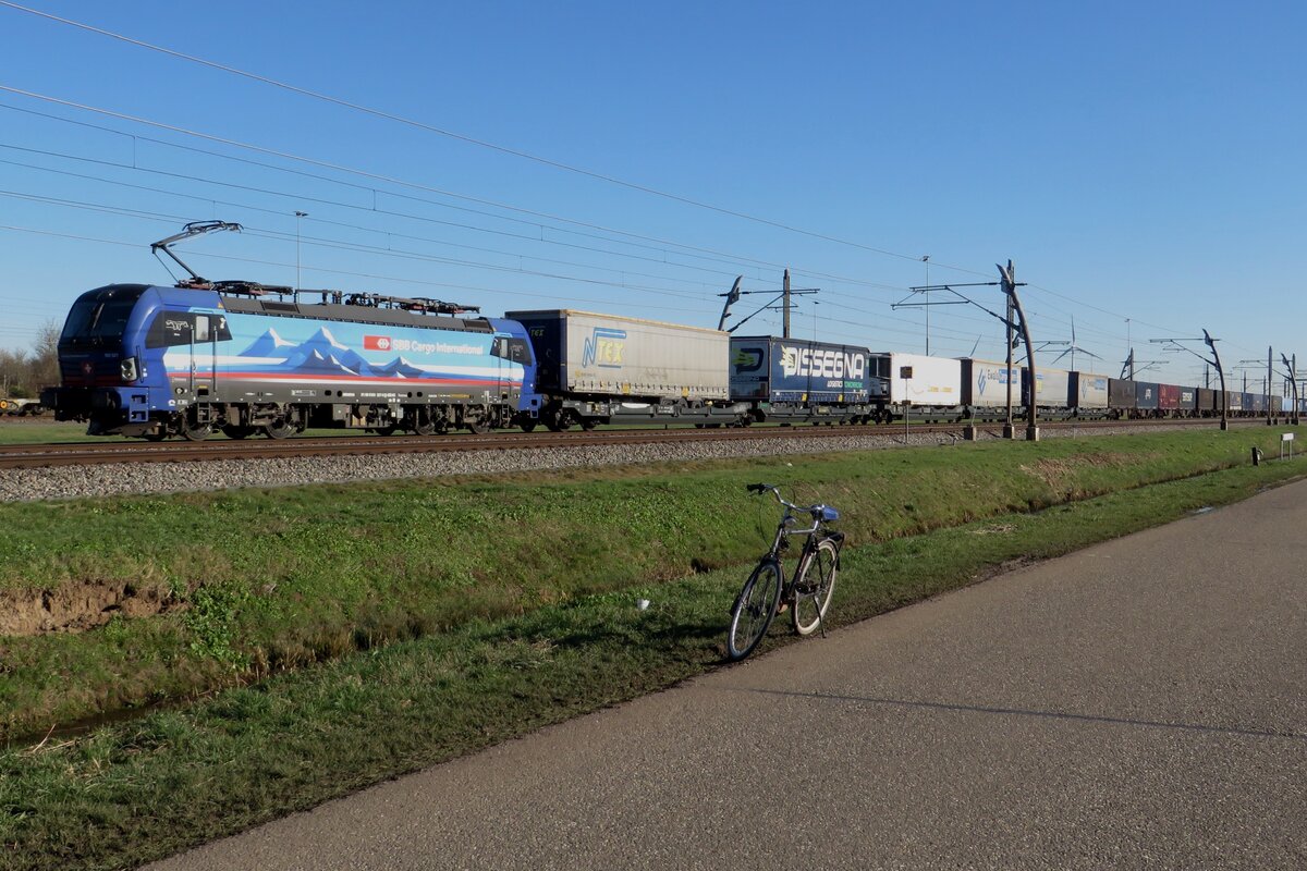 SBCI 193 527 schleppt ein KLV durch Valburg am 8 Februari 2023.