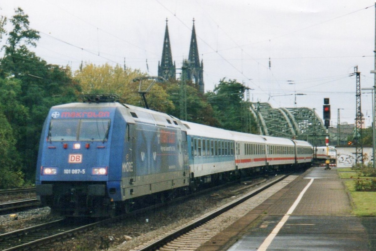 Scanbild von 101 087 mit ein IR nach Emden, am 13 April 2001 Köln Deutz durchfahrend. 