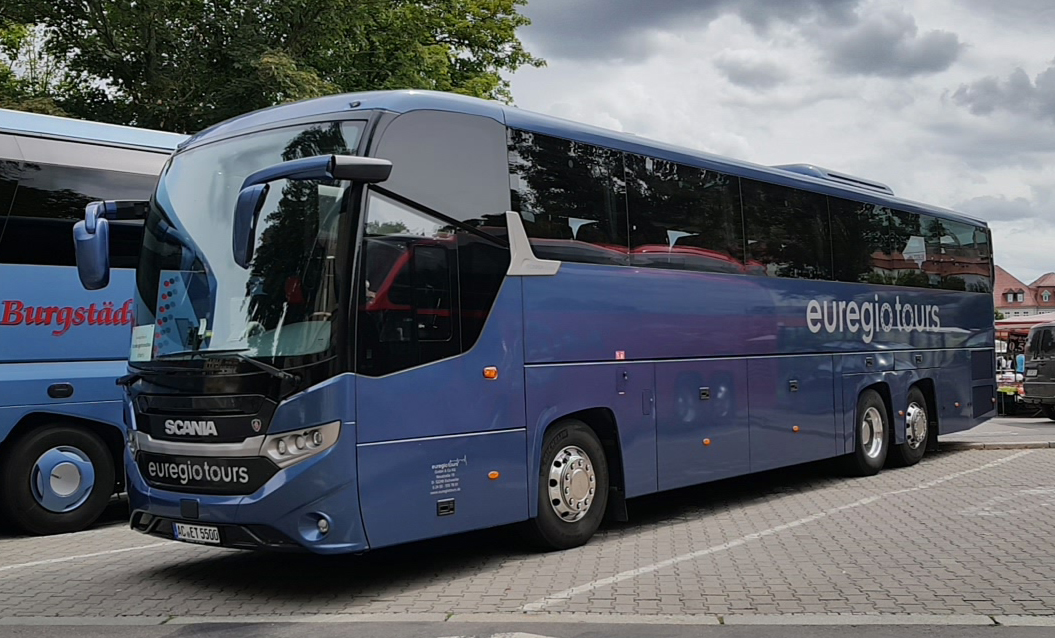 Scania von Euregiotours steht auf dem Busplatz der BUGA in Erfurt, 08-2021