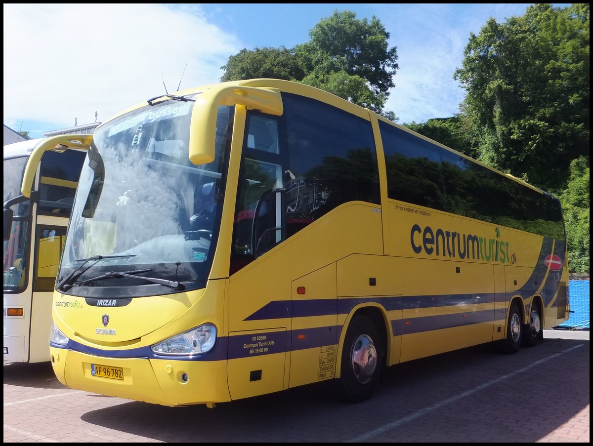 Scania Irizar von CentrumTurist aus Dänemark im Stadthafen Sassnitz.