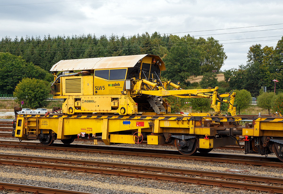 
Schienenladewagen  SLW 5 (bzw. Schienenlegewagen, oder Rutschenwagen),  Schweres Nebenfahrzeug Nr. D-VMRS 99 80 9550 003-4, der Vossloh Rail Service, abgestellt am 02.09.2019 beim ICE-Bahnhof Montabaur. Der SLW 5 besteht aus zwei Rutschenwagen mit darauf befindlichen ROBEL Schienenmanipulator (Ladekran) vom Typ SILAD 40.61.

TECHNISCHE DATEN der Wagen (jeweils):
Spurweite: 1.435 mm
Anzahl der Achsen: 2
Laufraddurchmesser: 1.000 mm
Achsabstand: 8.000 mm
Länge über Puffer: 12.040 mm
Höchstgeschwindigkeit (Hg): 120 km/h
Kleinster befahrbarer Gleisbogen: R = 80 m
Bremse: KE-GP
Handbremse: ja

Wie man sieht ist der ROBEL Schienenmanipulator auch ein eigenständiges Schienenfahrzeug, mit einer Spurweite von 2.864 mm, welches auf den Schienenladewagen (zwei Rutschenwagen) und der nachfolgenden Langschienentransporteinheit der Bauart Robel (auf 4-achsigen Drehgestellwagen der Gattung Skks) fährt.
