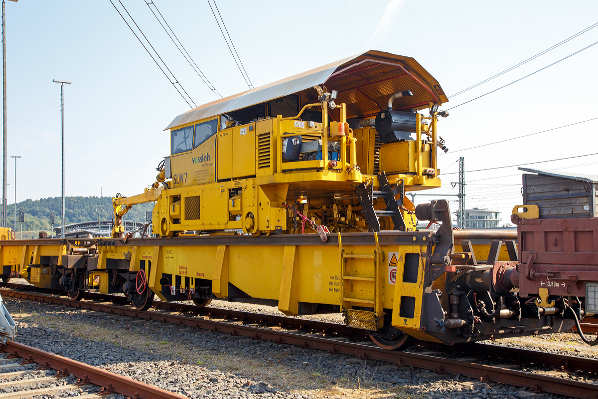 
Schienenladewagen SLW 7, Schweres Nebenfahrzeug Nr. 97 30 08 907 57-6, der Vossloh Mobile Rail Services GmbH abgestellt mit Lanschienentransport am 12.09.20125beim ICE-Bahnhof Montabaur.

Der Schienenladewagen wurde 2007 von Maschinen- und Anlagenservice MAS GmbH in Guben unter der Fabriknummer 01/07 gebaut, wobei der Schienenmanipulator von Robel stammt und überarbeitet wurde.
Das Eigengewicht beträgt 47 t, die Höchstgeschwindigkeit 120 km/h und der kleinste befahrbare Gleisbogen 80 mm.

Der Schienenladewagen dient zum Be- und Entladen von bis 180 m langen Schienen, auf/von den Schwellenköpfen bzw. in/aus Gleismitte. Der Einsatz erfolgt in Kombination mit Langschienentransporteinheiten der Bauart Robel. Die Be- bzw. Entladeleistung beträgt ca. 900 bis 1.400 m Gleis/Stunde.