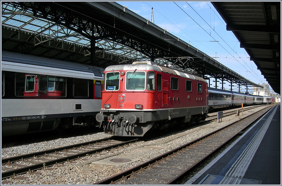 Schlicht und einfach, und noch nicht so elegant wie die Loks der zweiten Serie und doch auf ihre Art wunderschön: Die SBB Re 4/4 II, hier in Form der Re 4/4 II 11131.
Lausanne, den 30. Mai 2017