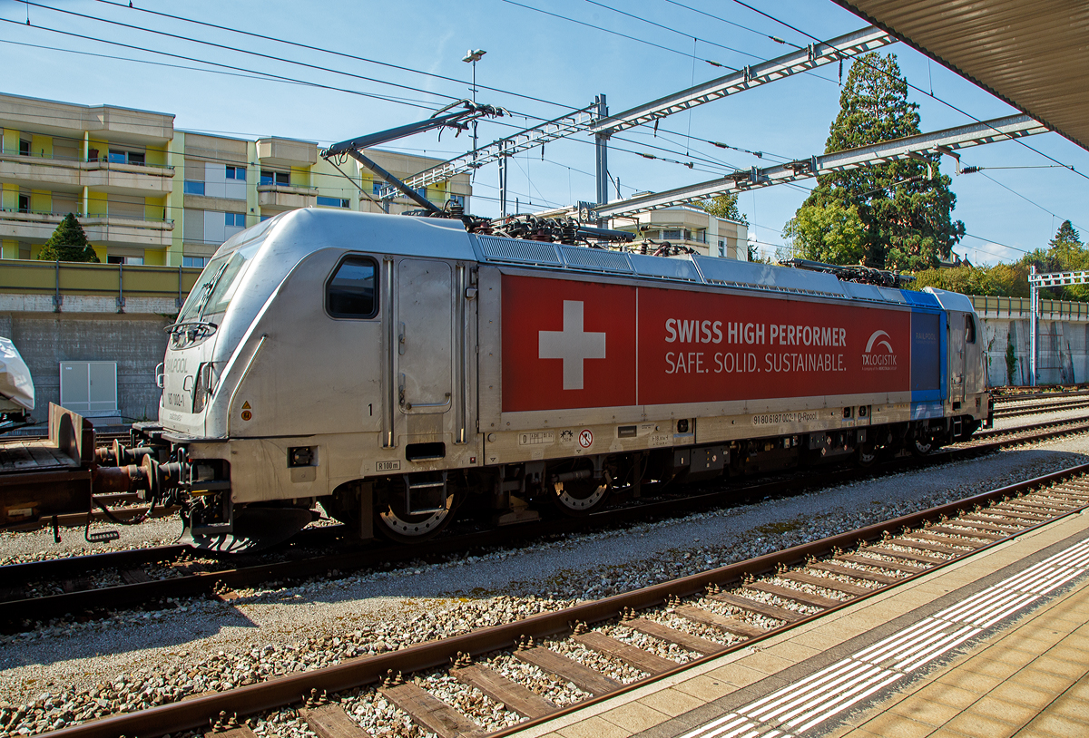 Schnell noch ein Seitenblick....
Die an die TX Logistik AG vermietete 187 002-1 (91 80 6187 002-1 D-Rpool, ex 91 80 6187 002-1 D-BTK) der Railpool, eine TRAXX F160 AC3 LM, fährt am 08.09.2021 mit einem Transporter-Zug (Wagen der Gattung Laadrs) durch den Bahnhof Spiez in Richtung Thun. 

Die TRAXX F160 AC3 LM wurde 2012 von Bombardier in Kassel unter der Fabriknummer 34936, als Vorführmaschine, gebaut und war auch von Bombardier als 91 80 6187 002-1 D-BTK eingestellt. Vermutlich 2017/18 erfolgte der Verkauf an die Railpool GmbH. Sie ist für eine Höchstgeschwindigkeit von 160 km/h für D/A/CH zugelassen und hat eine Last-Mile-Diesel Einrichtung. Die Lok trägt die Werbung -Swiss High Performer-, durch die sogenannte Flex-Panels, eine Vorrichtung zum Einspannen von Planen, ist ja das Wechseln von Werbung recht einfach.
