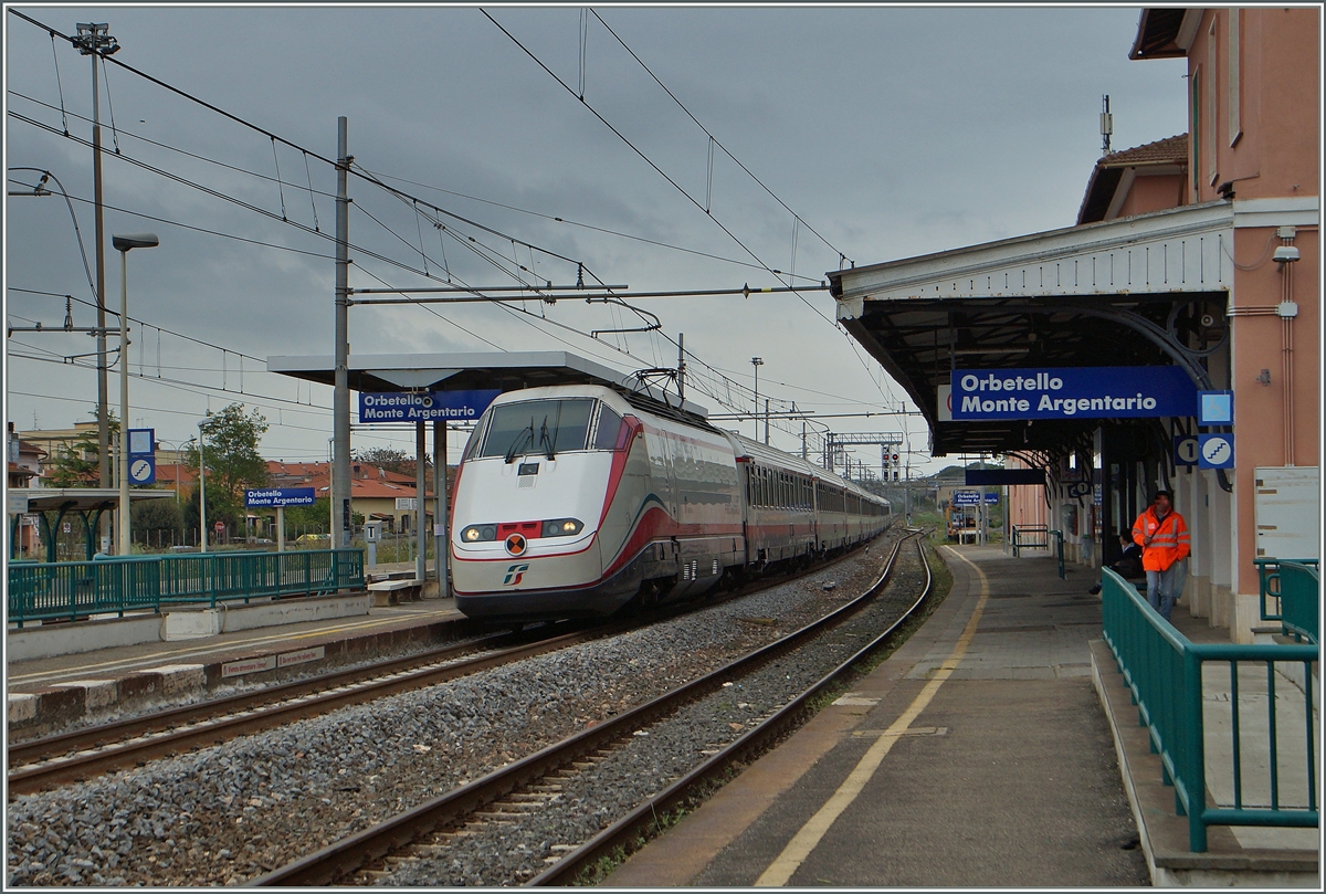 Schnell und  pnktlich, aber kaum mit der eleganten Form des ETR 400 zu vergleichen: Der Frecciabianca 9773  von Roma nach Milano bei der Durchfahrt in Orbetello Monte Argentaio am
27. April 2015 