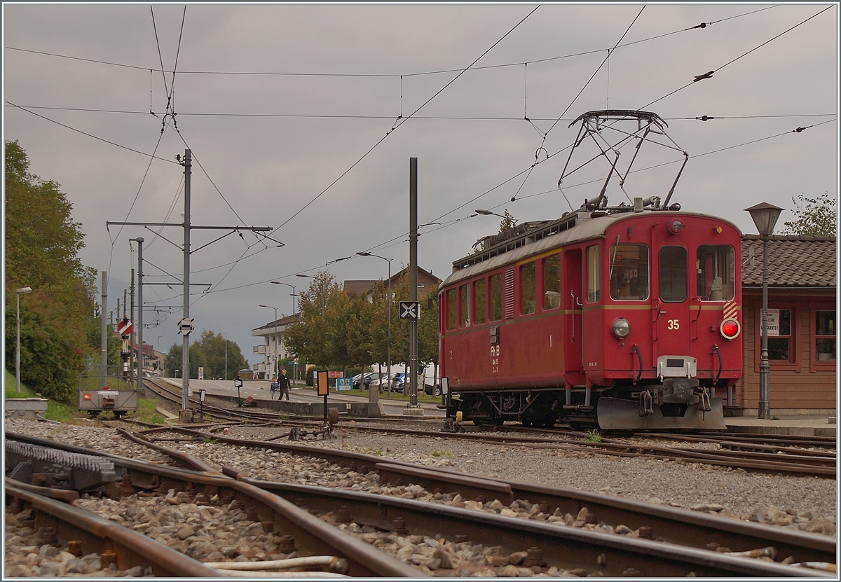 Schon etwas müde, auf dem Weg von der Arbeit in Blonay angekommen, steht bei der Blonay Chamby Bahn noch der Bernina Bahn ABe 4/4 I 35, de als letzter Zug von Chaulin gekommen und als Leermaterialzug nach Chaulin zurück kehren wird.

9. Oktober 2021