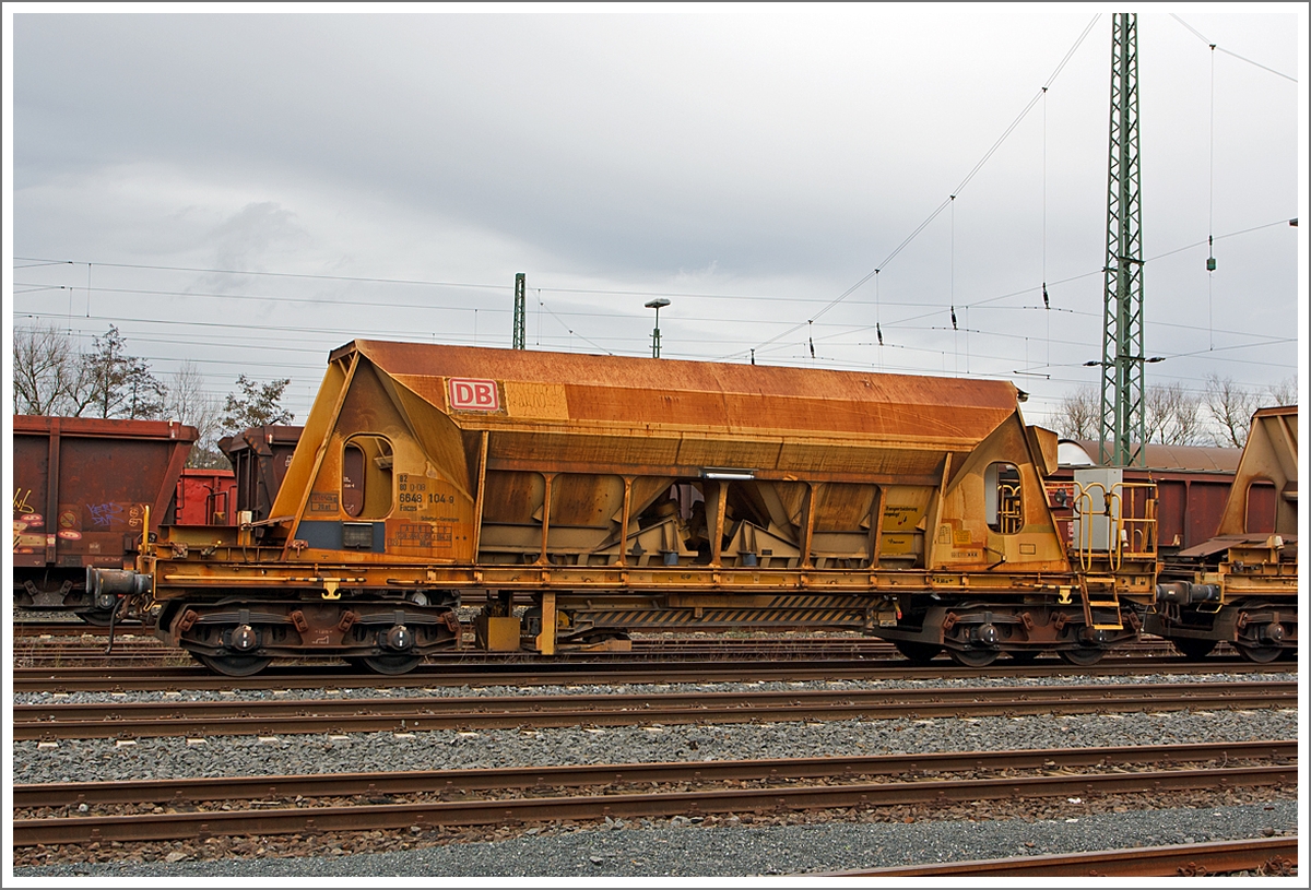 Schotter-Kieswagen Facns 141 (82 80 D-DB 6648 104-9), ehemalige Bezeichnung Planumskiessand -Schotterwagen 269, abgestellt am 15.02.2014 in Wetzlar mit weiteren Wagen.

1982 beschafft die DB zwei Prototypen eines neuen Dienstgterwagens fr Planumskiessand und Schotter der Bauart 269 mit Handbremse in braungelber Farbgebung. Nach Einsatzbewhrung wurden 1987 weitere 210 gelb lackierte Schotter / Kieswagen 269 bei Talbot beschafft. Dieser hier wurde 1987 unter der Fabriknummer 174766 bei Talbot gebaut. 

Die Entladung erfolgt ber zwei Schwingfrderrinnen und ein ausschwenkbares Frderband wahlweise nach beiden Wagenseiten. Der Abwurfbereich liegt zwischen 2 m und 4,1 m zur Fahrzeuglngsachse. Die Entladzeit einschlielich Rstzeit betrgt 8 Minuten. Die 40 m Ladegut knnen in dieser kurzen Zeit aus geringer Fallhhe in die Baugruppe entleert werden und bei langsamer Geschwindigkeit durch schwenken des Frderbandes auch verteilt werden.


Technische Daten:
Lnge ber Puffer:  15.000 mm
Drehzapfenabstand:  9.960 mm
Ladelnge:  9.200 mm
Ladebreite:  3.000 mm
Lnge der Beladeffnung:  9.200 mm
Breite der Beladeffnung:  1.500 mm
Laderaum:  40 m
Wagenhhe:  4.000 mm
Hchstgeschwindigkeit:  100 km/h
Maximales Ladegewicht:  64,5 t (o. Hbr)
Eigengewicht: 25.150 kg
Drehgestell-Bauart:  652
Drehgestellradsatzstand:  1.800 mm
Kleinster befahrbarer Radius:  35 m
