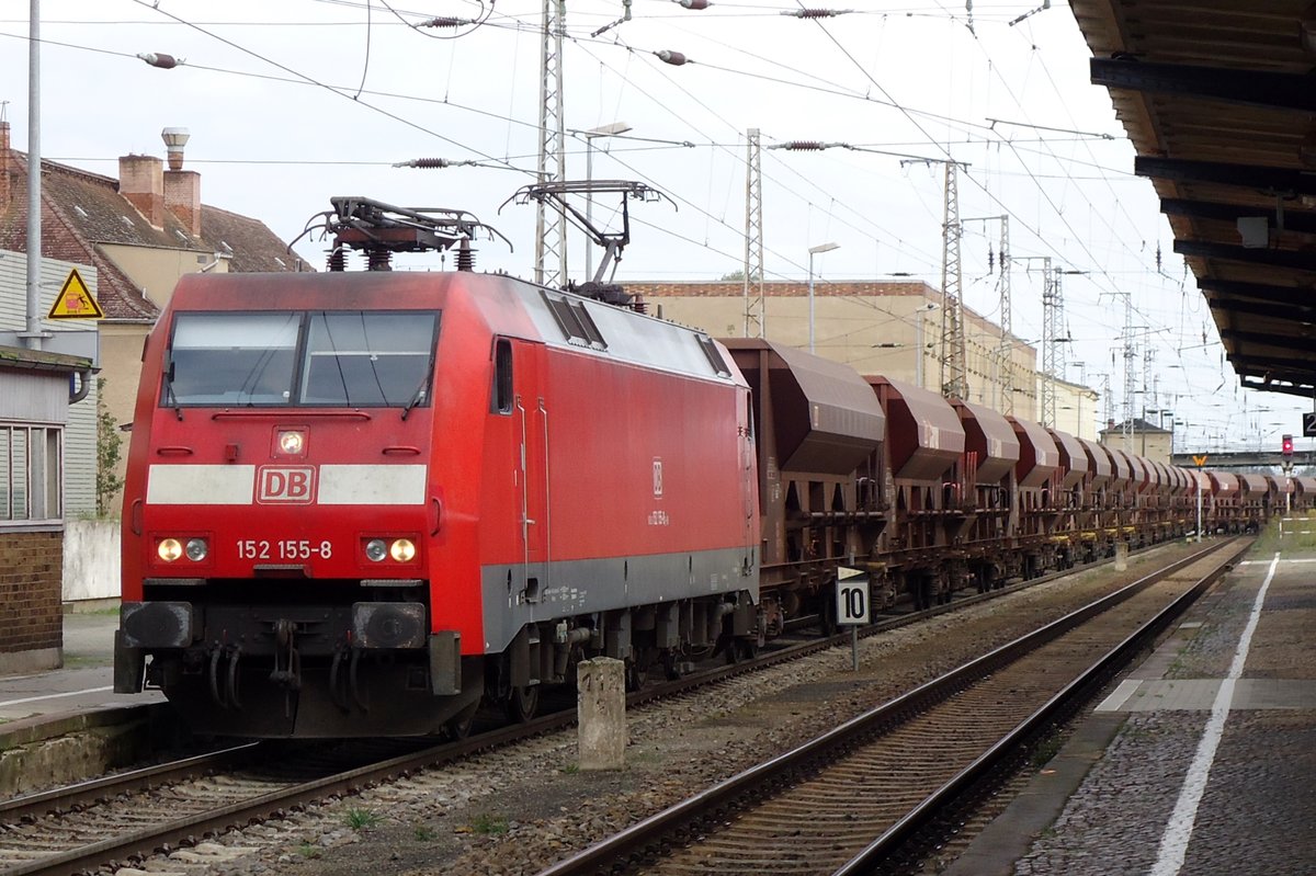 Schotterzug mit 152 155 durchfahrt Falkenberg (Elster) am 23 September 2014.