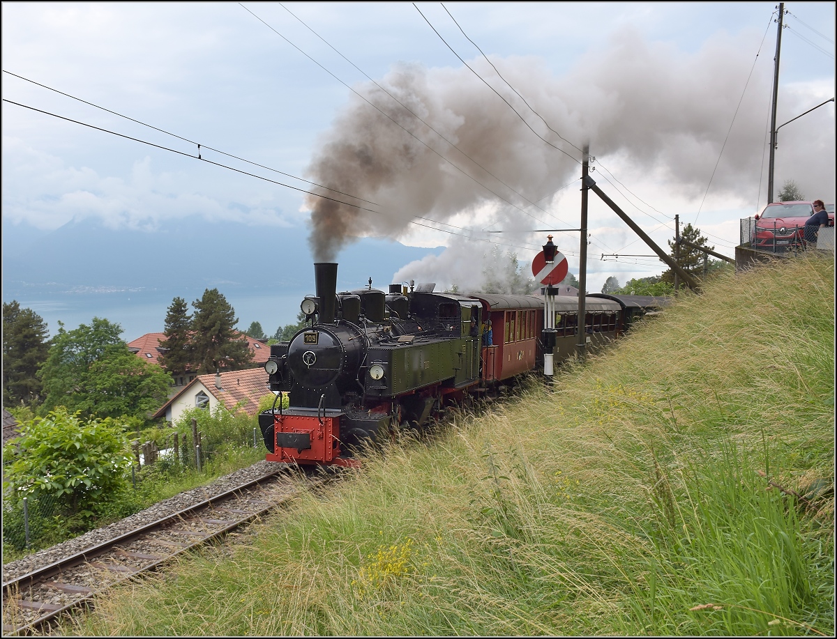 Schwarzwälderin am Genfer See. Mallet G 2x2/2 105 war einst bei der Zell-Todtnau-Bahn beschäftigt, zuvor bei der Kleinbahn Haspe-Voerde-Breckerfeld bei Hagen. 1968 rettete die Museumsbahn Blonay-Chamby das Schwarzwälder Kleinod. Eine baugleiche Maschine ist mit der 99 5906 bei den Harzer Schmalspurbahnen in Betrieb. Blonay, Juni 2017.