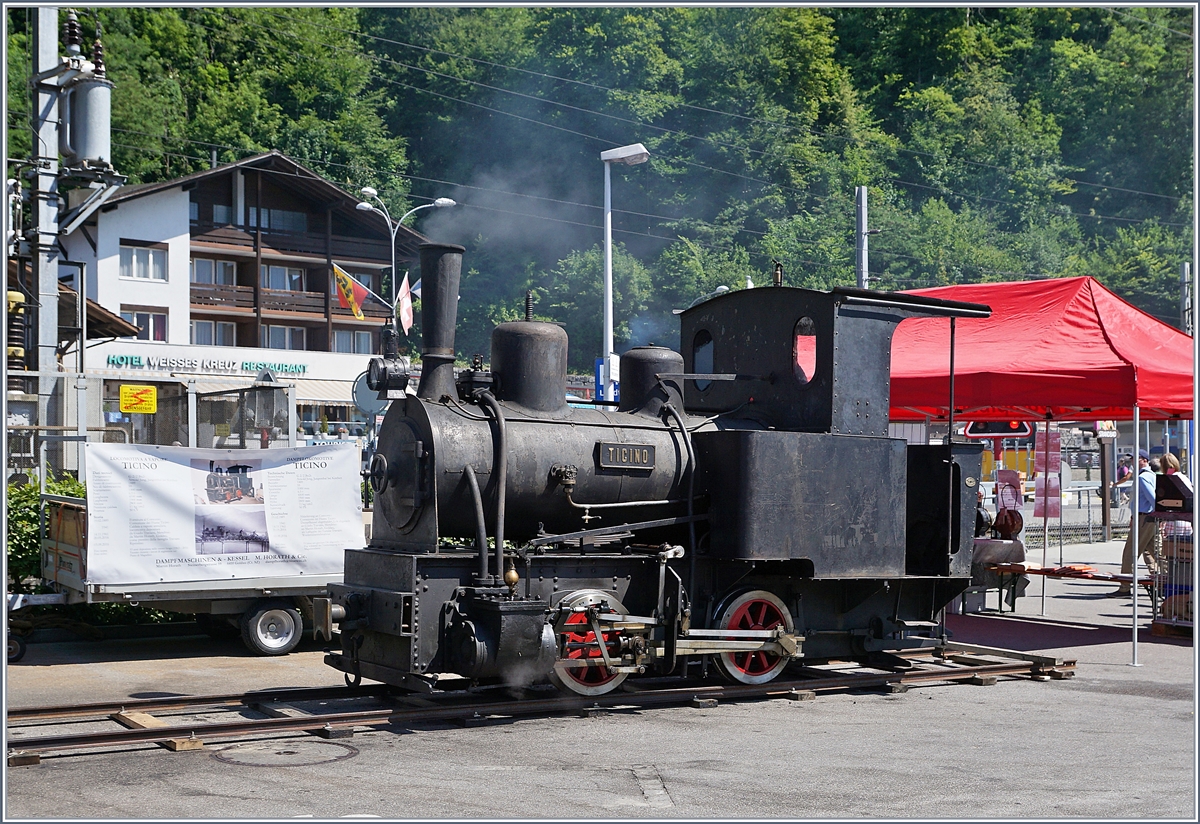 Schweizer Dampftage Brienz 2018: Von Alters her war die Magadino-Ebene eine fruchtbare Landschaft, bis 1515 ein Bergsturz die Gegend verwüstete. Mit dem Bau der Eisenbahn nach Locarno Ende des 19 Jahrhunderts wurde dann die Sumpflandschaft entwässert und der Ticino begradigt. Dazu erhielt das Consorzio Correzione del Fiume Ticino diese kleine G 2/2 Bn2t. Die Lok wurde von Arnold Jung in Jungenthal bei Kirchen im Jahre 1889 unter der Fabriknummer 59 gebaut. 1941 wurde die Lok abgestellt und am 20. Mai 2016 als Leihgabe der Familie Travani an Martin Horath abgegeben. Seit dem 3. Sept. 2016 fährt die Lok wieder. Das Bild zeigt die G 2/2  Ticino  bei Pendelfahrt auf einem eigens dazu verlegten Gleis in Brienz im Rahmen der Schweizer Dampftage Brienz 2018 und bietet sich für Führerstandsfahren an. Auch wenn die Lok nicht so schön glänzt wie die SNCF 141 R 1244 mag ich sie ganz besonders, konnte ich doch das allererste Mal auf einer Dampflok mitfahren. 30. Juni 2018