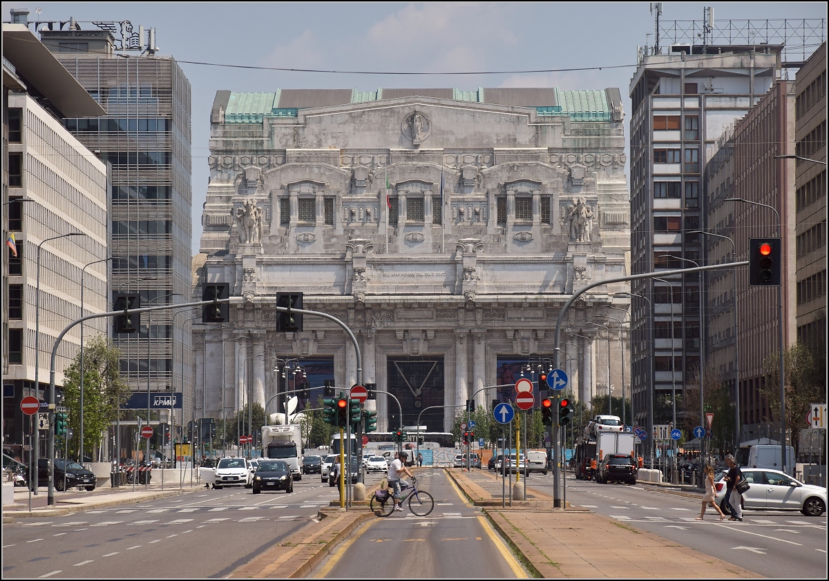 Schwer beeindruckend, die  südliche Endstation  der SBB...
Milano Centrale, Juni 2018. 