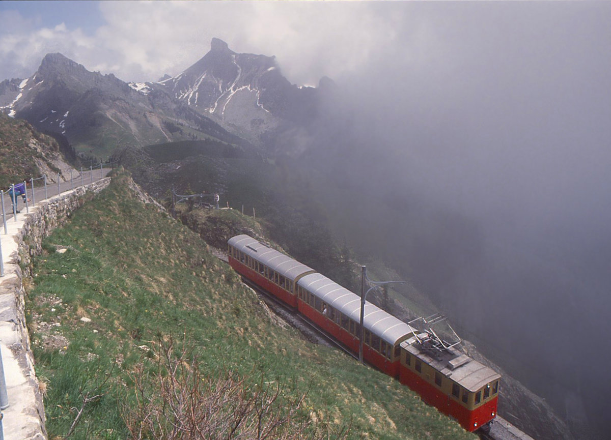 Schynige Platte Bahn: Lok 14 mit den Wagen 24 und 23 auf der Schynigen Platte, 31.Mai 1993. 