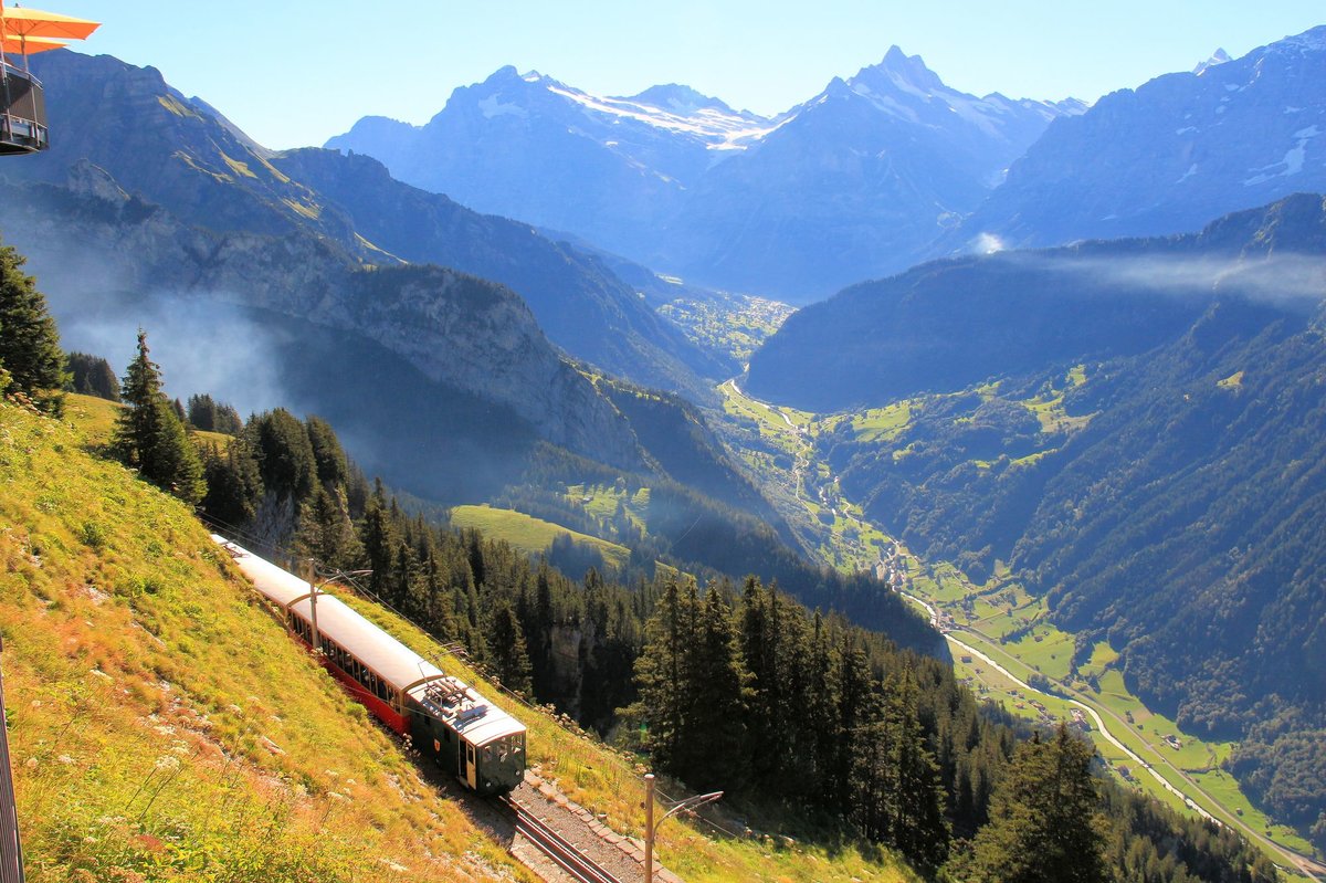 Schynige Platte Bahn: Lok 62 mit den Wagen 51 und 52 auf der Schynigen Platte. 23.August 2016. 