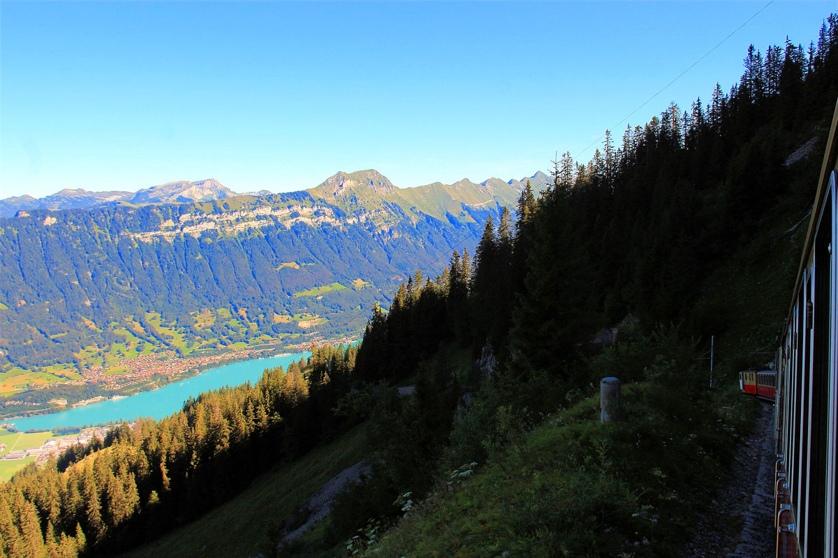 Schynige Platte Bahn: Schärfster Kontrast von kalter Dunkelheit und warmem Sonnenlicht. In der Dunkelheit fährt Lok 20 von der Schynigen Platte abwärts. 23.August 2016. 