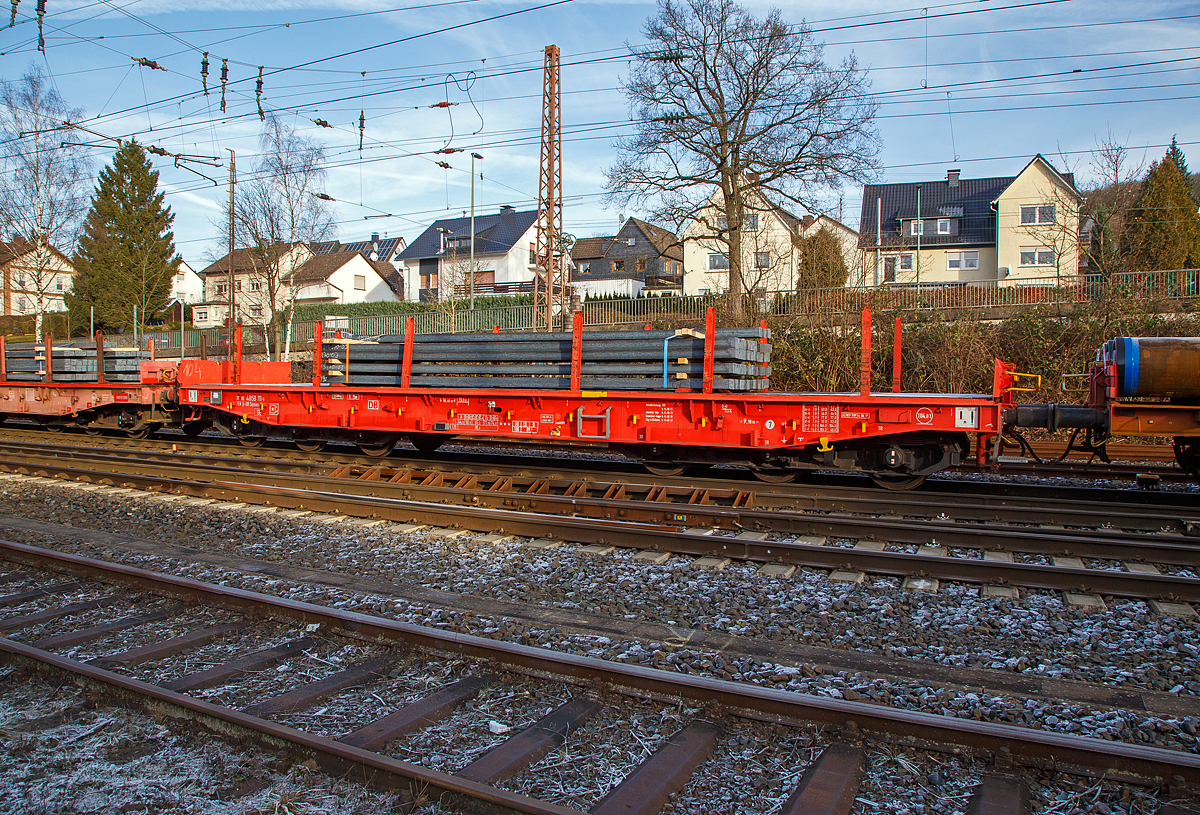 Sechsachsiger Drehgestell-Flachwagen, mit Rungen, Stirnwandklappen und klappbaren Ladeschwellen, jedoch ohne Seitenwandklappen, Nummer 31 80 4858 111-6 D-DB, der Gattung Samms 489.1, beladen mit Stahlknppel (Vierkantstangen), am 22.12.2021 im Zugverband bei einer Zugdurchfahrt in Kreuztal.

Zusammen mit Stahlkunden entwickelt die DB Schenker im Jahre 2007 einen neuen Flachwagen, der auf die Bedrfnisse der Branche noch besser eingeht. Gebaut wurden sie von dem slowakischen Hersteller Tatravagonka a.s. Poprad.

Der Wagen dient mit aufgeklappten Ladeschwellen zur Befrderung von schweren Walzprofilen und anderen sperrigen Gtern. Mit eingeklappten Ladeschwellen, also mit ebener Ladeebene, eignet er sich auch zum Transport schwerer Kettenfahrzeuge. Fr das Be- und Entladen solcher Fahrzeuge sind befahrbare Stirnwandklappen vorhanden.
Die Wagenbrcke ist eine in Rahmenbauweise ausgefhrte Schweikonstruktion, deren Hauptbauteile aus S355J2 (St 52) bestehen. Die Hauptbelastungen werden von den ueren Langtrgern aufgenommen. Das Kopfstck und Untergestell sind so ausgebildet, dass spter ohne groe nderungen die AK eingebaut werden kann.
Der Fuboden besteht aus Kiefernbohlen mit den Abmessungen 70 x 200 mm; er kann eine Radlast von 5,0 t aufnehmen. Im Fuboden sind 6 geteilte klappbare Ladeschwellen eingebaut, ebenso 6 Zurrpunkte je Lngsseite. An den Auenlangtrgern sind 26 Bindesen angebracht.

Das Fahrzeug hat auf jeder Lngsseite 6 Einsteckrungen und 6 zustzliche Rungenschchte, wodurch eine variable Platzierung der Rungen ermglicht wird (anders als bei den Vorgnger-Modellen). An jeder Stirnseite gibt es je 2 versenkbare Rungen (Fallrungen). Die Stirnwnde sind umklappbar.

Die Tragfhigkeit konnte im Vergleich zu anderen Wagen der Bauart Samms auf 104 Tonnen gesteigert werden, weshalb bis zu 20 Prozent Wagenresourcen eingespart und die Transportkette optimiert werden kann. Durch den Einsatz der Kunststoff-Bremssohle (Cosind 810) fhrt der Wagen lrmreduziert.

TECHNISCHE DATEN:
Gattung: Samms 489.1 (Gattungskennzahl 4858)
Spurweite: 1.435 mm (Normalspur)
Lnge ber Puffer: 16.400 mm
Drehzapfenabstand: 9.150 mm
Radsatzstand in den Drehgestellen: 2 x 1.700 mm = 3.400 mm
Raddurchmesser: 920 mm (neu)
Drehgestell-Typ: BA 714.3
Ladelnge: 15.000 mm
Ladebreite: 2.630 mm (zwischen den Rungen)
Fubodenhhe ber SO: 1.300 mm
Ladeflche: 46 m
Eigengewicht: 31.000 kg
Zuladung bei Lastgrenze S: 74,0 t (ab Streckenklasse D2)
Zuladung auf DB Netz bei Streckenklasse CE/D: 89 t (max.100 km/h)
Max. Zuladung: 104 t
Max. Geschwindigkeit: 100 km/h (beladen) / 120 km/h (leer)
Kleinster Gleisbogenhalbmesser: 75 m
Bauart der Bremse: KE-GP-A (K) max. 88 t
Bremssohle: Cosid 810
Verwendungsfhigkeit: TEN-GE
