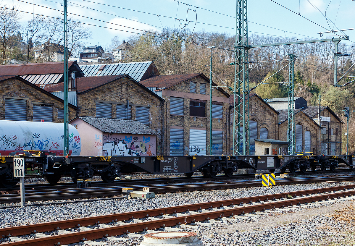 Sechsachsiger Drehgestell-Gelenk-Containertragwageneinheit 80´, 31 51 4950 138-1 PL-PKPC der Gattung Sggrs-x 213 (Sggrs 80´), der PKP Cargo S.A. (Warschau), am 02.04.2021 im Zugverband bei der Durchfahrt in Betzdorf (Sieg) in Richtung Siegen.

Durch die Ladelänge von 80 Fuß eignet sich dieser 6-achsige Gelenkwagen optimal für den Transport von großvolumigen 10´, 20´, 30´und 40´ Maritime-Containern. Mit seinem hohen Ladegewicht von über 107 t und seiner Ladelänge garantiert der Wagen das ideale Verhältnis zwischen Ladelänge und Gewicht. Die modernen Gelenkwagen haben drei zweiachsige Drehgestelle der BA Y25 Ls(s)e-K mit K-Sohlen (COSID 810). Der Wagen besteht aus zwei Wagenhälften (Wagenuntergestellen) in Schweißkonstruktion mit Außenlängsträgern, welche in der Wagenmitte mittels Gelenkadapter verbunden sind. Zur Beladung mit Container ist jede Wageneinheit mit gesamt 8 klappbaren und 4 festen Befestigungsdornen ausgerüstet. 

TECHNISCHE DATEN:
Hersteller: Tatravagónka a.s. Poprad (Slowakei)
Spurweite: 1.435 mm
Länge über Puffer: 26.390 mm
Drehzapfenabstand: 2 x 10.425 mm
Achsabstand in den Drehgestellen: 1.800 mm
Drehgestelle: 3 x Y25 Ls(s)e-K
Laufraddurchmesser: 920 mm (neu)
Ladelänge: 2 x 12.220 mm
Höhe der Ladeebene über S.O.: 1.155 mm
Eigengewicht: 27.100 kg
Max. Zuladung bei Lastgrenze S: 107,9 t (ab Streckenklasse D)
Max. Geschwindigkeit: 100 km/h (beladen) / 120 km/h (leer)
Kleinster befahrbarer Gleisbogen: R 75 m 
Bremse: 2 x KE-GP-A 
Bremssohle: Cosid 810
Feststellbremse: Ja
Verwendungsfähigkeit: TEN GE
