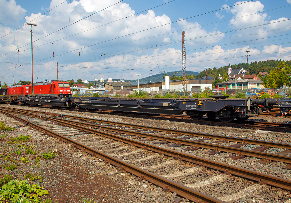 Sechsachsiger Gelenk-Taschenwagen (Doppeltaschenwagen Typ T3000e in Gelenkbauart) der Gattung Sdggmrss, 33 85 4956 876-8 CH-CEMAT, der Mercitalia Intermodal S.p.A., Mailand (ex Cemat S.p.A.) abgestellt am 25.08.2019 in Kreuztal.

Der Wagen wurde 2018 von Ferriere Cattaneo SA (Giubiasco, Schweiz) und der Tatravagnka a.s. Poprad (Slowakei), jeweils unter der Fabriknummer 749 gebaut. Wobei die Ferriere Cattaneo wohl eher der Lizenzgeber ist und die Entwicklung dieser Wagen gemacht hat.

Diese Gterwagen sind zum Transport von kranmanipulierbaren Sattelaufliegern und genormten Wechselbehltern / Containern an allen europischen Eisenbahnstrecken mit Normalspurweite bestimmt, auch bekannt als intermodaler Verkehr.

Technische Daten:
Spurweite: 1.435 mm
Lnge ber Puffer:	34.200 mm
Drehzapfenabstand: 2 x 14.200 mm
Radsatzstand in den Drehgestellen: 1.800 mm
Eigengewicht: 34.300 kg
Max. Zuladung: S / SS 85 t fr Streckenklasse C; S 100 t / SS 85 t fr Streckenklasse D
Max. Radsatzlast S/SS: 	22,5 t / 20 t
Max. Geschwindigkeit bei Radsatzlast 20 t / 22,5 t: 120/100 km/h
Ladelnge: 2 x 16.100 mm
Ladehhe (fr Container): 1.155 m
Nutzbare Lnge des Raums zwischen den Schutztrger: 10.490 mm
Raumbreite zwischen Lngstrgern: min. 2.700 mm
Kleinster befahrbarer Gleisbogen: R = 75 m
Drehgestelle: 1x Y25Ls(s)i1f und 2 x Y25Lssi1-K
Bremse:2 x DK-GP-A (K), max. 108 t
Bremssohle: Jurid 816 M
Handbremse: Ja, auf das mittlere Drehgestell 

