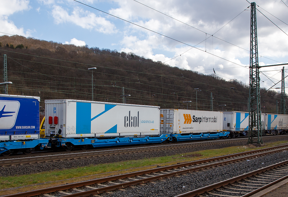 Sechsachsiger Gelenk-Taschenwagen (Doppeltaschenwagen Typ T3000e in Gelenkbauart) der Gattung Sdggmrss (37 84 4956 029-1 NL-EUWAG) des polnischen Wagonvermieters EUROWAGON Sp. z o.o. (eingestellt in den Niederlanden) am 26.03.2021 im Zugverband bei der Durchfahrt im Bf Dillenburg.

Diese Güterwagen sind zum Transport von kranmanipulierbaren Sattelaufliegern und genormten Wechselbehältern / Containern an allen europäischen Eisenbahnstrecken mit Normalspurweite bestimmt, auch bekannt als intermodaler Verkehr.

Technische Daten:
Hersteller: Tatravagónka a.s. Poprad (Slowakei)
Lizenzgeber: Ferriere Cattaneo (Schweiz)
Spurweite: 1.435 mm
Länge über Puffer: 34.200 mm
Drehzapfenabstand: 2 x 14.200 mm
Achsabstand im Drehgestellen: 1.800 mm
Laufraddurchmesser: 920 mm (neu) / 860 mm (abgenutzt)
Drehgestelle: 1x Y25Ls(s)i1f und 2 x Y25Lssi1-K
Eigengewicht: 35.000 kg 
Max. Zuladung bei Lastgrenze S: 100,0 t (ab Streckenklasse D)
Max. Zuladung bei Lastgrenze SS: 85,0 t (ab Streckenklasse C)
Max. Geschwindigkeit: 100 km/h (Lastgrenze SS und leer 120 km/h)
Kleinster befahrbarer Gleisbogen: R 75 m
Max. Radsatzlast S/SS:  22,5 t / 20 t
Ladelänge: 2 x 16.185 mm
Höhe der Ladeebene (bei Container) über S.O.: 1.155 mm
Bremse: 2 x KE-GP-A
Feststellbremse: Ja (auf ein Drehgestell)
Intern. Verwendungsfähigkeit: TEN GE
