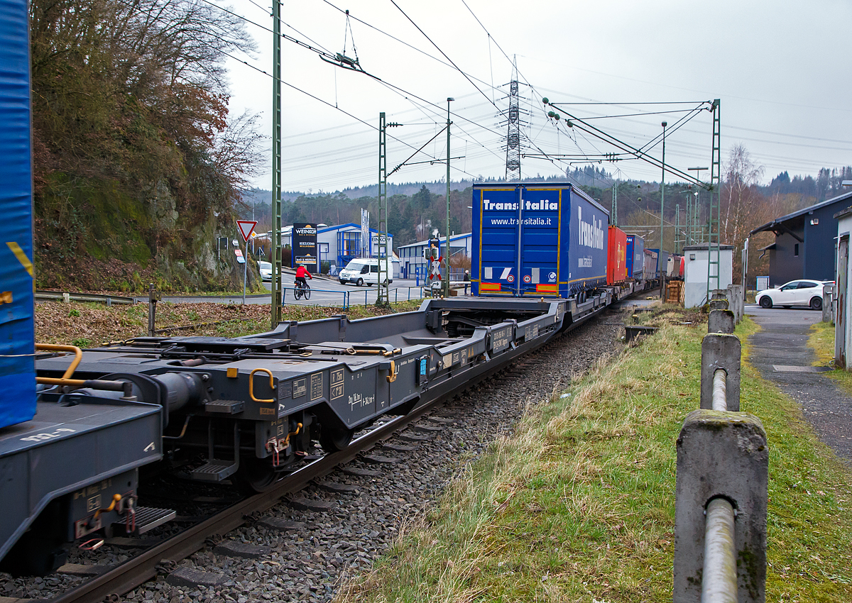 Sechsachsiger Gelenk-Taschenwagen (Doppeltaschenwagen Typ T3000e in Gelenkbauart) der Gattung Sdggmrss, 33 85 4956 945-1 CH-CEMAT, der Mercitalia Intermodal S.p.A., Mailand (ex Cemat S.p.A.), am 15.01.2022 bei einer Zugdurchfahrt im Zugverband in Scheuerfeld (Sieg). Da eine Hälfte nicht beladen ist, so ist ein guter Blick in die Tasche möglich.
	
Der Wagen wurde von Tatravagónka a.s. in Poprad (Slowakei) gebaut, die Entwicklung und wohl auch Lizenzgeber ist die Ferriere Cattaneo SA in Giubiasco (Schweiz). Die Fabrikschilder kann man links am Wagenende erkennen.

Diese Güterwagen sind zum Transport von kranmanipulierbaren Sattelaufliegern und genormten Wechselbehältern / Containern an allen europäischen Eisenbahnstrecken mit Normalspurweite bestimmt, auch bekannt als intermodaler Verkehr.

Technische Daten:
Spurweite: 1.435 mm
Länge über Puffer:34.200 mm
Drehzapfenabstand: 2 x 14.200 mm
Radsatzstand in den Drehgestellen: 1.800 mm
Eigengewicht: 34.300 kg
Max. Zuladung: S / SS 85 t für Streckenklasse C; S 100 t / SS 85 t für Streckenklasse D
Max. Radsatzlast S/SS: 	22,5 t / 20 t
Max. Geschwindigkeit bei Radsatzlast 20 t / 22,5 t: 120/100 km/h
Ladelänge: 2 x 16.100 mm
Ladehöhe (für Container): 1.155 m
Nutzbare Länge des Raums zwischen den Schutzträger: 10.490 mm
Raumbreite zwischen Längsträgern: min. 2.700 mm
Kleinster befahrbarer Gleisbogen: R = 75 m
Drehgestelle: 1x Y25Ls(s)i1f und 2 x Y25Lssi1-K
Bremse:2 x DK-GP-A (K), max. 108 t
Bremssohle: Jurid 816 M
Handbremse: Ja, auf das mittlere Drehgestell
