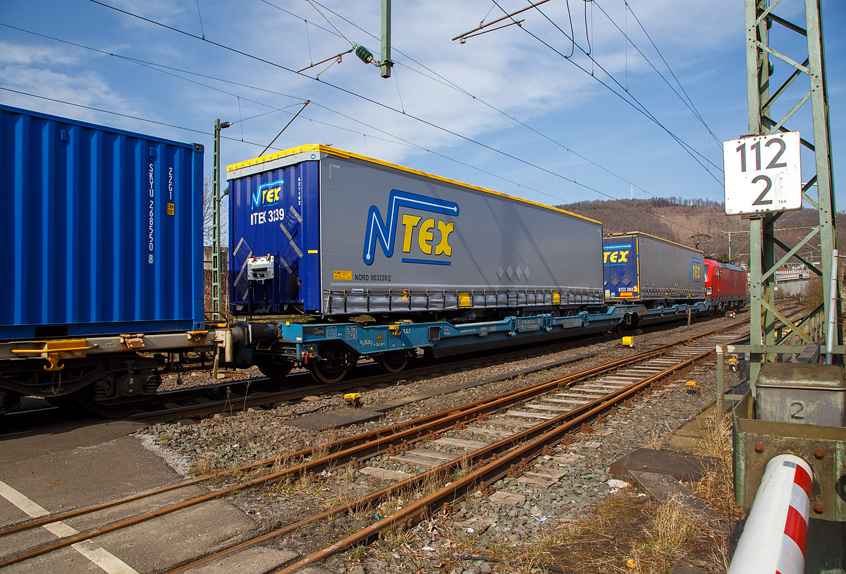 Sechsachsiger Gelenk-Taschenwagen (Doppeltaschenwagen Typ T3000e in Gelenkbauart) der Gattung Sdggmrss, 37 80 4956 441-2 D-VTGCH, der VTG Schweiz GmbH (ex NACCO), am 16.03.2022 bei einer Zugdurchfahrt im Zugverband in Niederschelden. 

Der Wagen wurde von Tatravagónka a.s. in Poprad (Slowakei) gebaut, die Entwicklung und wohl auch Lizenzgeber ist die Ferriere Cattaneo SA in Giubiasco (Schweiz). Die Fabrikschilder kann man links am Wagenende erkennen.

Diese Güterwagen sind zum Transport von kranmanipulierbaren Sattelaufliegern und genormten Wechselbehältern / Containern an allen europäischen Eisenbahnstrecken mit Normalspurweite bestimmt, auch bekannt als intermodaler Verkehr.

Technische Daten:
Spurweite: 1.435 mm
Länge über Puffer:34.200 mm
Drehzapfenabstand: 2 x 14.200 mm
Radsatzstand in den Drehgestellen: 1.800 mm
Eigengewicht: 34.300 kg
Max. Zuladung bei Lastgrenze S: 100,0 t (ab Streckenklasse D)
Max. Zuladung bei Lastgrenze SS: 85,0 t (ab Streckenklasse C)
Max. Geschwindigkeit: 100 km/h (Lastgrenze SS und leer 120 km/h)
Ladelänge: 2 x 16.100 mm
Ladehöhe (für Container): 1.155 m
Nutzbare Länge des Raums zwischen den Schutzträger: 10.490 mm
Raumbreite zwischen Längsträgern: min. 2.700 mm
Kleinster befahrbarer Gleisbogen: R = 75 m
Drehgestelle: 1x Y25Ls(s)i1f und 2 x Y25Lssi1-K
Bremse: 2 x DK-GP-A (K), max. 108 t
Bremssohle: Jurid 816 M
Handbremse: Ja, auf das mittlere Drehgestell
Intern. Verwendungsfähigkeit: TEN - GE
