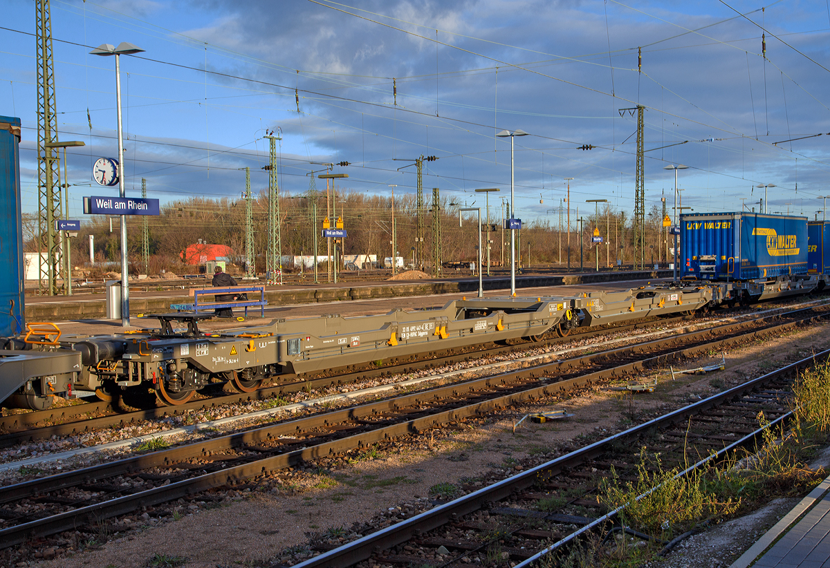 Sechsachsiger Gelenk-Taschenwagen (Doppeltaschenwagen Typ T3000es in Gelenkbauart ) der Gattung Sdggmrss (33 85 4992 447-4 CH-HUPAC) am 29.12.2017 im Bahnhof Weil am Rhein.

Der Wagen wurde 2017 von Tatravagnka a.s. Poprad (Slowakei) und Ferriere Cattaneo (Schweiz), wohl Lizenzgeber, unter der Fabriknummer 845.

Diese Gterwagen sind zum Transport von kranmanipulierbaren Sattelaufliegern und genormten Wechselbehltern / Containern an allen europischen Eisenbahnstrecken mit Normalspurweite bestimmt.

Technische Daten
Spurweite: 1.435 mm
Eigengewicht: 35 t
Gewicht des beladenen Wagens: S/SS  135 / 120 t
Max. Radsatzlast S/SS:  22,5 t / 20 t
Max. Ladegewicht S/SS: 100 t / 85 t
Max. Geschwindigkeit bei Radsatzlast 20 t/22,5 t:  120/100 km/h
Lnge ber Puffer: 34.200 mm
Drehzapfenabstand: 2 x 14.200 mm
Radsatzstand in den Drehgestellen: 1.800 mm
Ladelnge: 2 x 16.185 mm
Nutzbare Lnge des Raums zwischen den Schutztrger: 10.490 mm
Raumbreite zwischen Lngstrgern: min. 2 700 mm
Drehgestelltyp: 1 x Y25Ls(s)i1f und  2 x Y25Lssi1-K (niedrige Bauart)
Raddurchmesser: 920 mm (neu) / 860 mm (abgenutzt)
Sttzbock hhenverstellbar (Mae ber der Ladeebene der Tasche): 
untere Stellung:  880 mm 
mittlere Stellung: 980 mm 
obere Stellung: 1.130 mm 