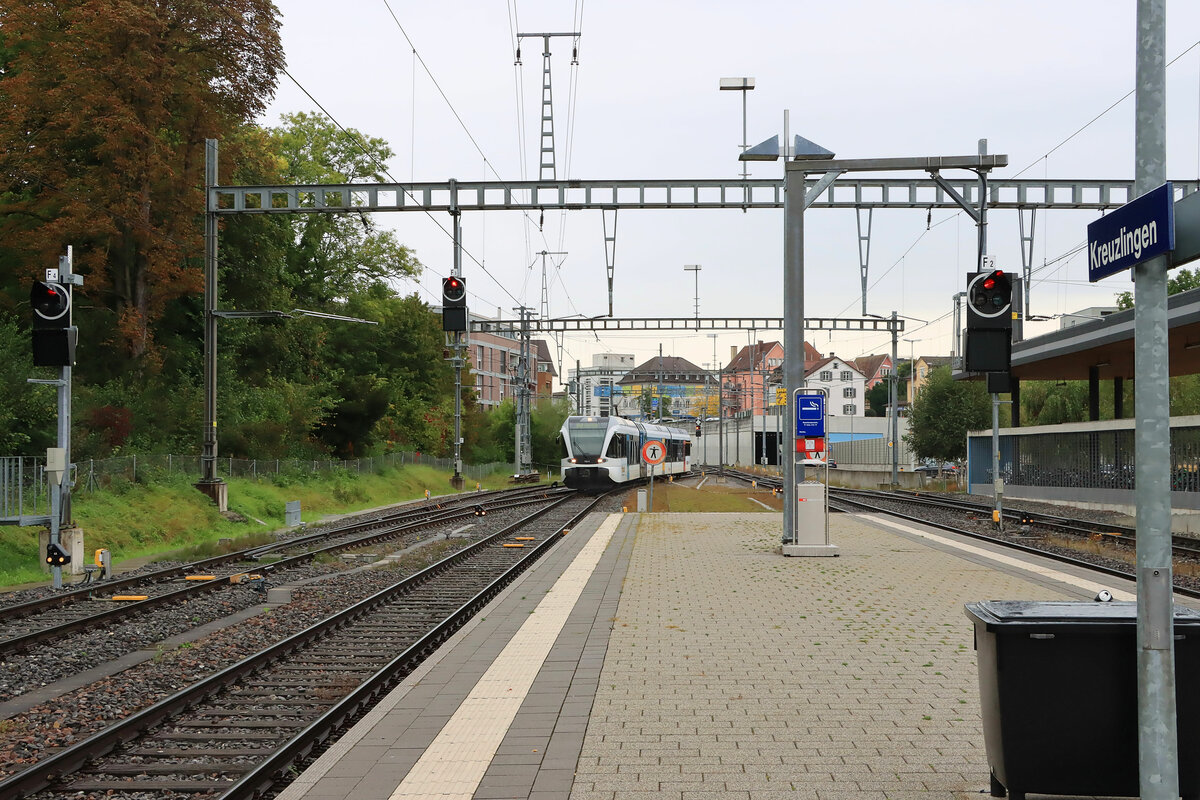 Seelinie Rorschach - Arbon - Romanshorn - Kreuzlingen - Stein am Rhein - Schaffhausen: Einfahrt des Thurbo GTW 2/8 762 in Kreuzlingen; im Vergleich zum Bild von 2001 hat sich die Landschaft komplett verändert. 5.Oktober 2021 