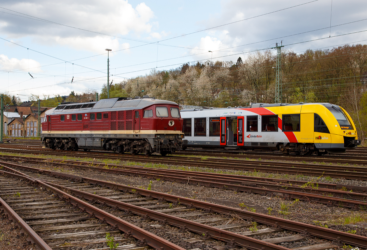 
Sehr gegensätzlich..........
Die „Ludmilla“ 232 088-5 (92 80 1232 088-5 D-EFW) der EfW-Verkehrsgesellschaft mbH, Frechen, und dahinter der VT 501(95 80 1648 101-1 D-HEB / 95 80 1648 601-0 D-HEB) ein Alstom Coradia LINT 41 der neuen Generation / neue Kopfform der HLB (Hessische Landesbahn GmbH), stehen am 23.04.2016 in Betzdorf/Sieg.
