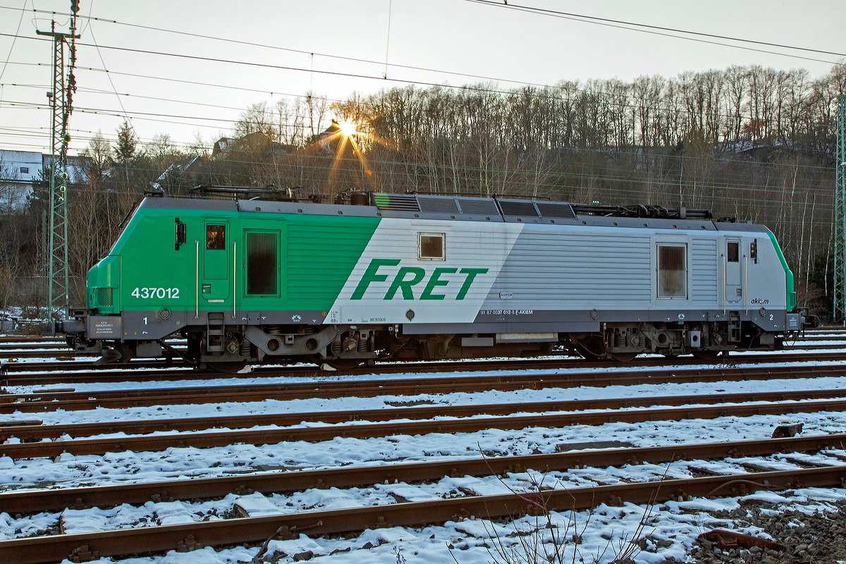 
Sehr ungewöhnlich in Betzdorf....
Die Akiem FRET 437012 (91 87 0037 012-8 F-AKIEM) ist am 06.02.2015 in Betzdorf/Sieg abgestellt. 
Die Mehrsystemlok Alstom Prima EL3U/4 wurde 2004 unter der Fabriknummer FRET T 012 von Alstom gebaut und an die Fret SNCF geliefert