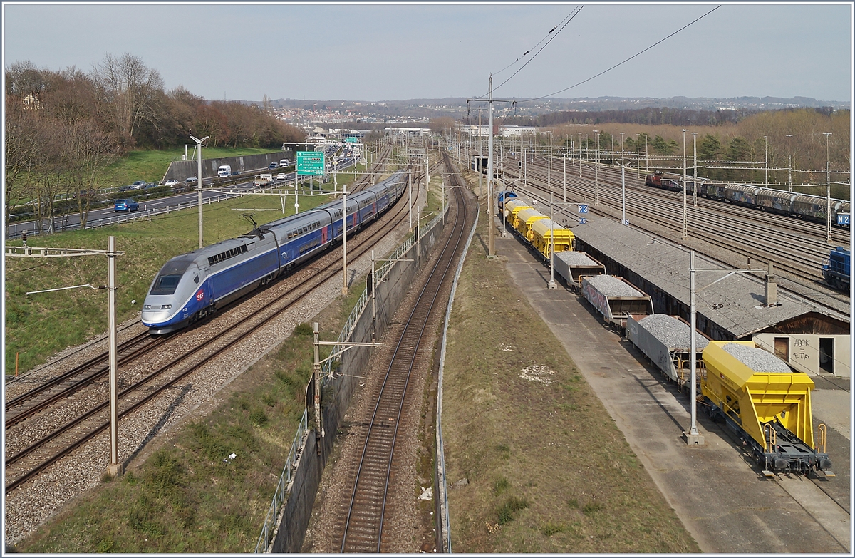 Seit 1981 verkehren TGV Züge nach Genève, seit 1984 nach Lausanne, doch erst mit der Eröffnung der Strecke via Nantua wird Montags bis Donnerstag ein TGV Zugspaar von Paris nach Lausanne via Genève angeboten. Auf dem Bild ist der TGV Lyria 9773 als Rame 4728 mit den Triebköpfen 93 87 0310 055-3 F-SNCF (Spitze) und 93 87 0310 056-1 (Schluss) kurz vor Lausanne bei Lonay-Préveranges unterwegs.
 2. April 2019