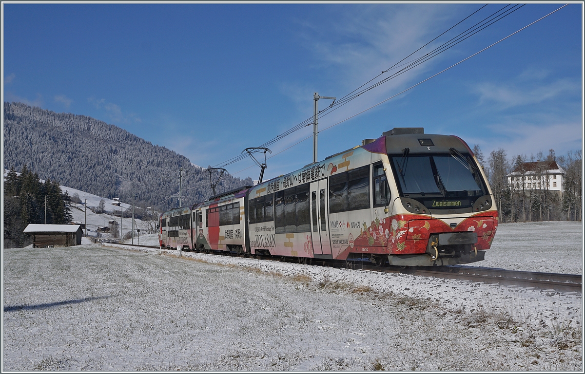 Seit 2017 sind die MOB und die Nankai Railway  Sister Railways , aus diesem Grund wurde, unter anderem, der MOB Be 4/4 5002 mit Bt und ABt entsprechend beklebt. Im Bild pendelt, wie es sich für einen Lenkerpendel  gehört, dieser zwischen Zweisimmen und der Lenk hin und her. 
Die Bilder entstanden zwischen Blankenburg und Stöckli. 

3. Dezember 2020