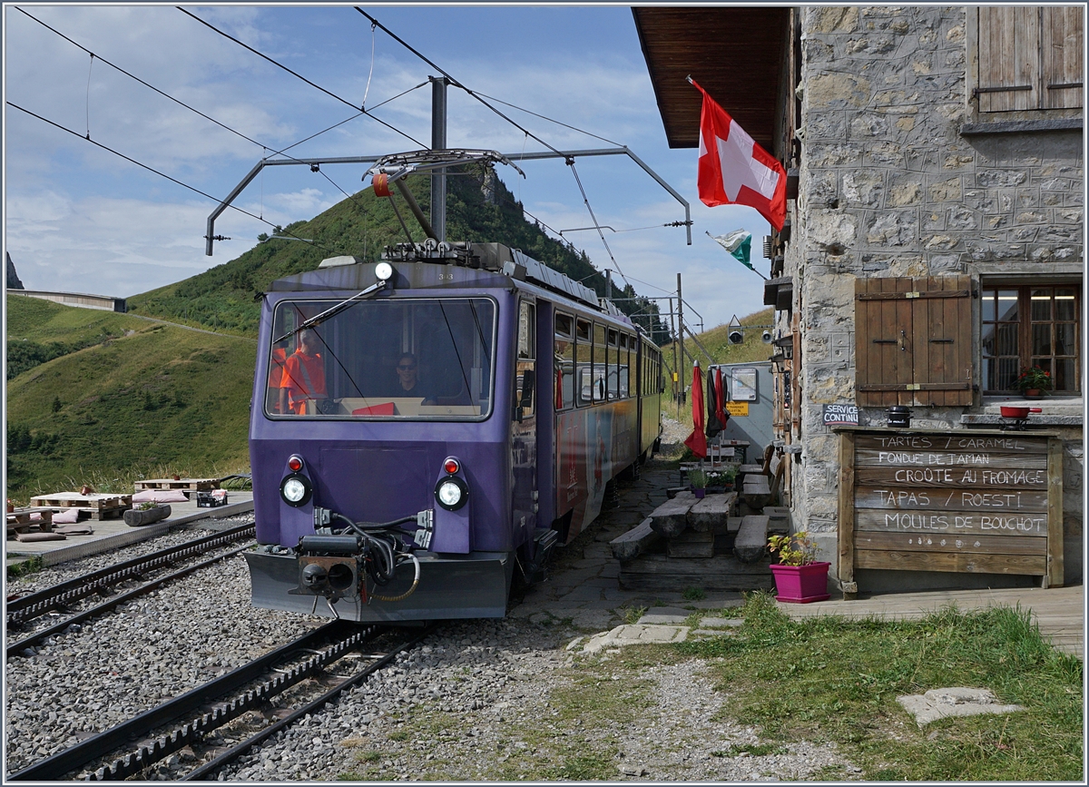 Seit letztem Jahr ist die Buvette de Jaman an der gleichnamigen Station in der Saison von Donnerstag bis Sonntag wieder geöffnet. Und wie man sieht, können die rechts im Bild aufgelisteten Köstlichkeiten in unmittelbarer Tuchfühlung zur Rochers de Naye Bahn genossen werden. Ach ja, ein Zug ist ja auch noch zu sehen: Der Bhe 4/8 303 und ein weiterer Bhe 4/8 sind als Regionalzug 3360 vom Rochers de Naye Richtung Montreux unterwegs.
3. August 2017