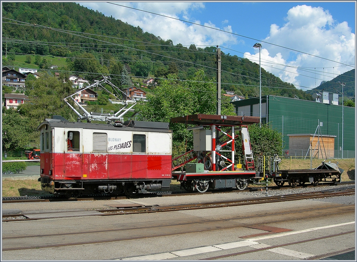 Seit der Revision der CEV HGe 2/2 N° 1 ist die ebenfalls 1911 gebauten HGe 2/2 N° 2 eher selten zu sehen. Hier zeigt sie sich kurz mit einen Fahrleitungsmontagewagen in Blonay. 
16. August 2016