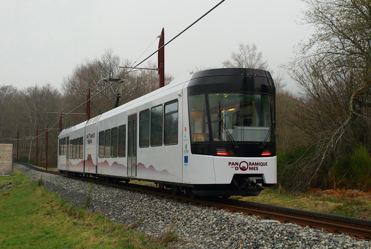 Seit Sommer 2012 verkehrt (wieder) eine Zahnradbahn auf den nahe von Clermont-Ferrand gelegenen 1.465 m hohen Puy de Dome. Einer der von Stadler gelieferten GTW 2/6 hat sich am 07.04.2017 auf den Weg zum Gipfel gemacht. Eigentlich müßte er von hier gut zu sehen sein, aber ausgerechnet am Tag unseres Besuches herrschte dichter Nebel, oben konnte man bei 3 Grad Celsius keine 50 m weit sehen. 