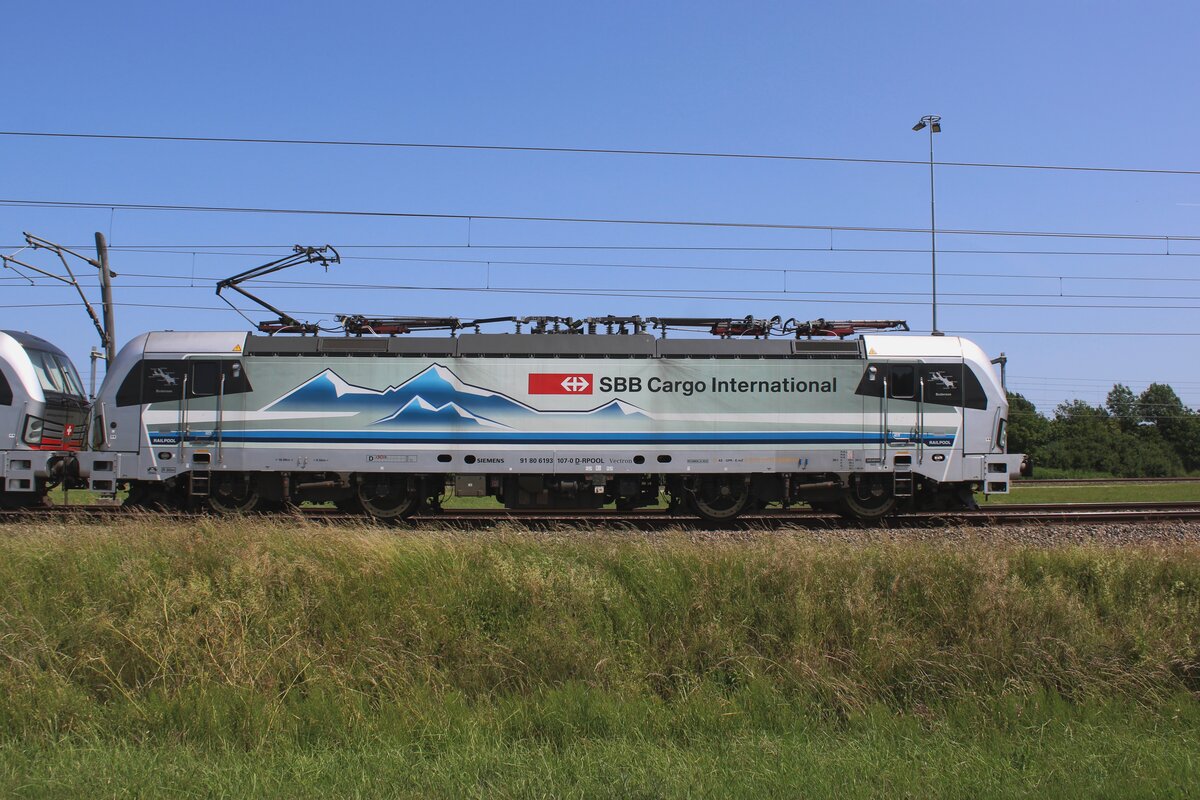 Seitenblick auf 193 107 von SBBCI während ein Stillstand in Valburg am 12 Juni 2025.