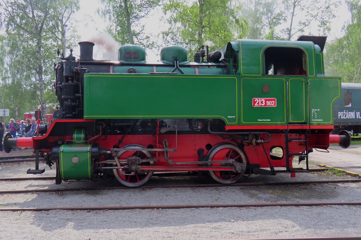 Seitenblick auf 213.902 ins Eisenbahnmuseum von Luzna u Rakovnika am 11 Mai 2024.