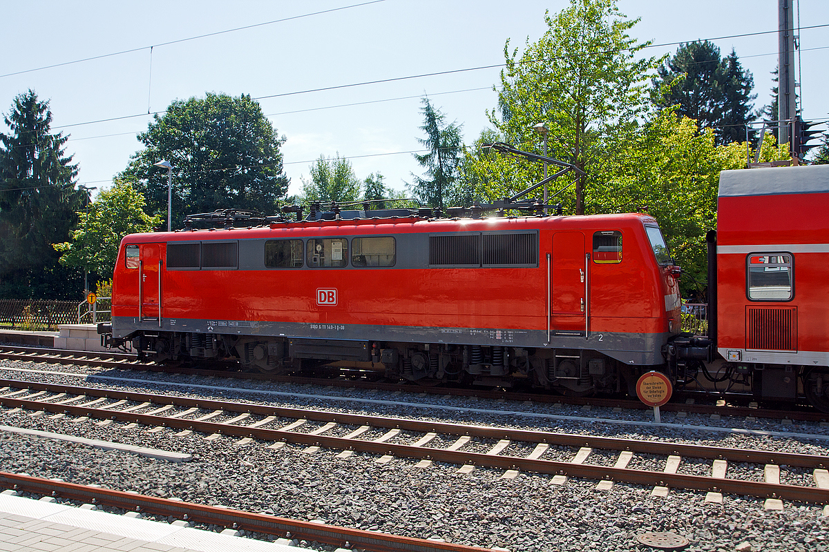 
Seitenportrait mir leichtem Gegenlicht......
Die 111 149-1 der DB Regio NRW mit dem RE 9  rsx - Rhein-Sieg-Express   Aachen- Köln - Niederschelden am 19.07.2014 im den Bahnhof Au (Sieg) ein. 

Die Lok wurde 1980 von Krauss-Maffei in München unter der Fabriknummer 19861 gebaut, der elektrische Teil ist von Siemens. Sie hat seit 2007 die NVR-Nummer 91 80 6111 149-1 D-DB und die EBA-Nummer EBA 01G02A 149.