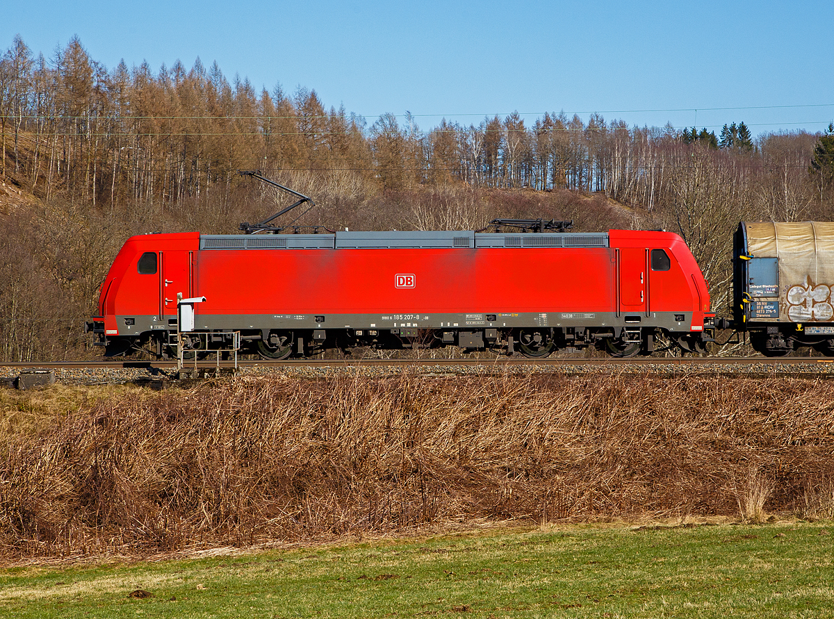 Seitenportrait...
Die 185 207-8 (91 80 6185 207-8 D-DB) der DB Cargo AG fährt am 02.03.2022 mit einem Coilzug bei Rudersdorf (Kr. Siegen) über die Dillstrecke (KBS 445) in nördlicher Richtung.

Die TRAXX F140 AC2 wurde 2005 von Bombardier in Kassel unter der Fabriknummer 33719 gebaut.